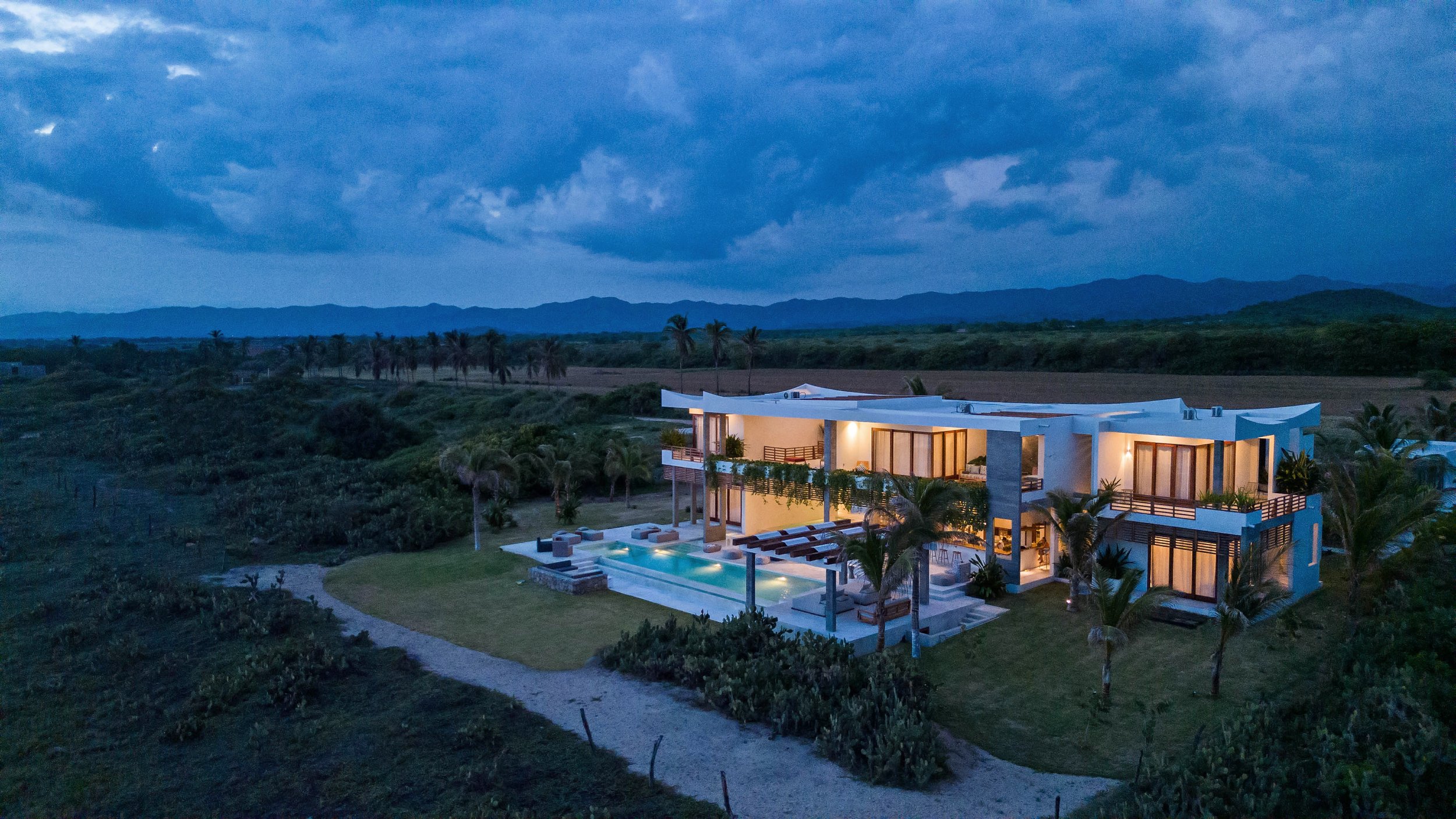 葉 nico house Niku House: Beachfront Luxury Villa for 12 with Chef, Staff